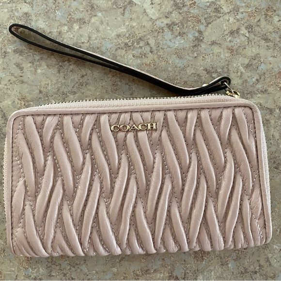 COACH blush color zip around wristlet wallet.  Like new! - Picture 2 of 6